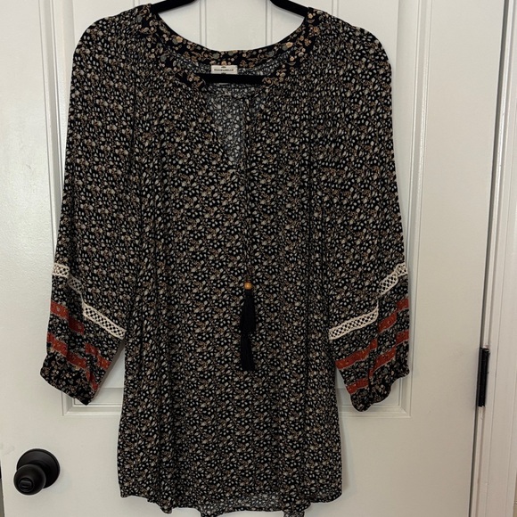 Chic Black and White Blouse with crocheted Details - Picture 1 of 8
